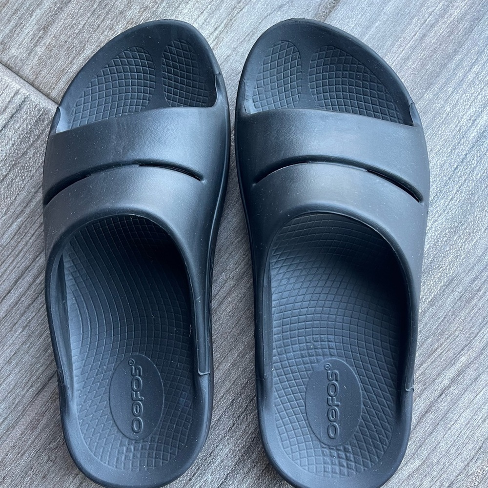 OOFOS Charcoal Comfort Slides